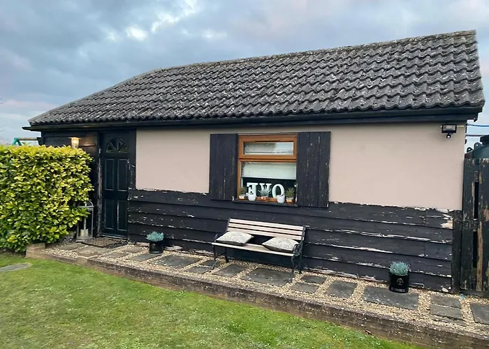 The Glen Guest House 1-Bedroom Guest House With Free Parking